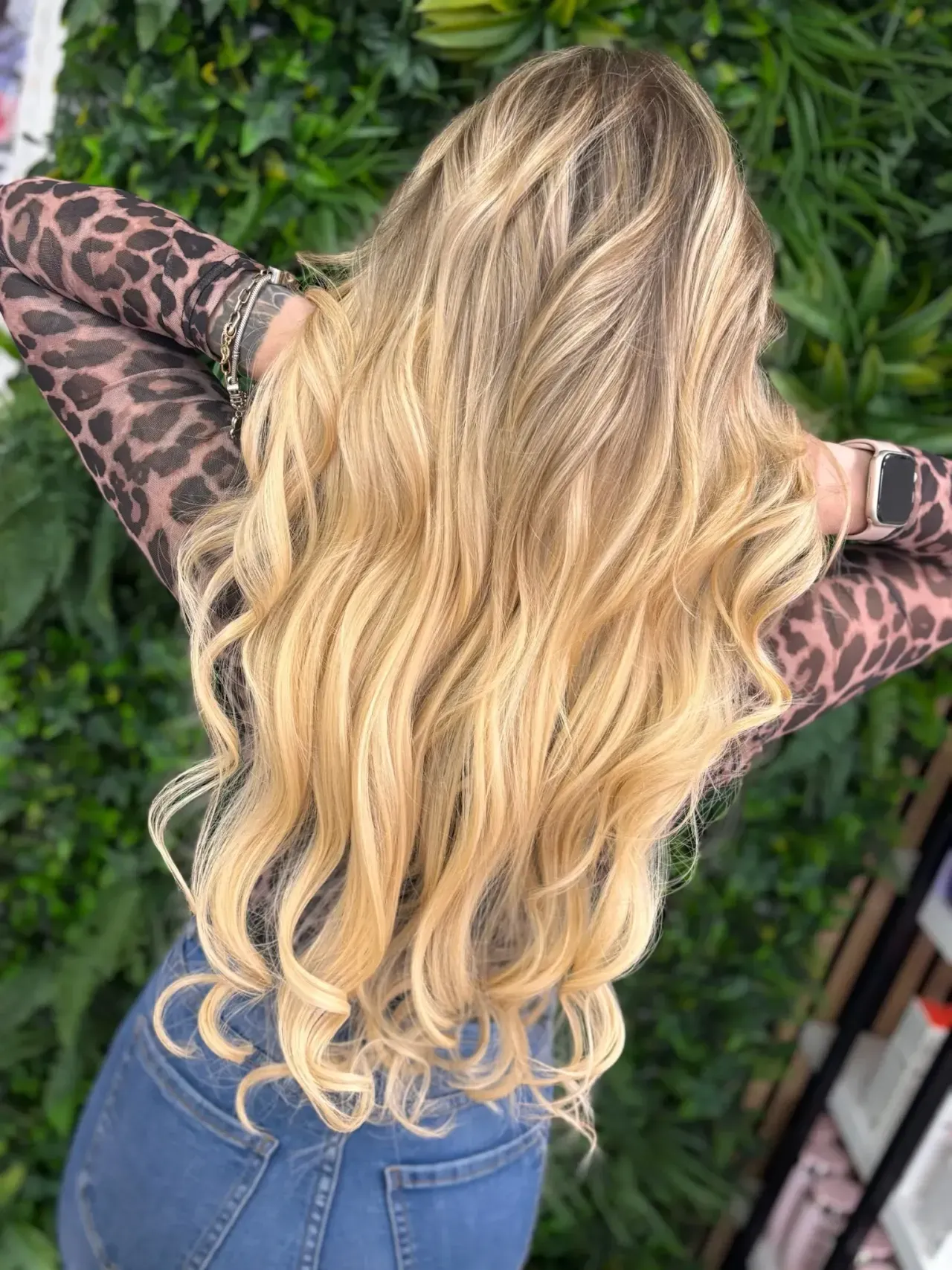 Perfektes Blond-Ergebnis nach Balayage mit weichen Übergängen bei Chic & Chill.