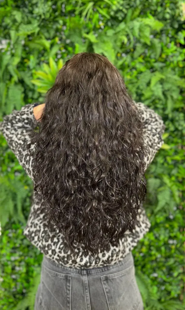 Rückenansicht mit extrem langen, dunklen Dauerwelle-Locken über den gesamten Rücken bei Chic & Chill.