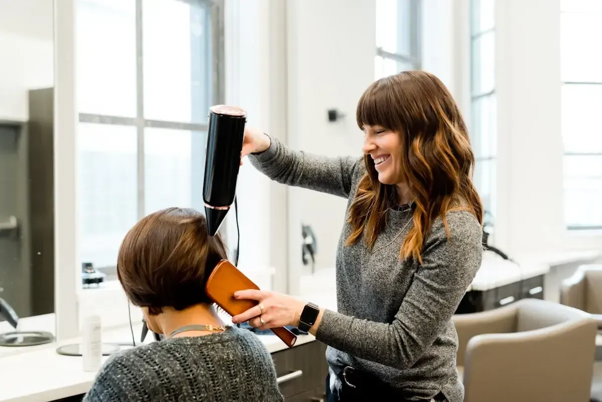 Hochwertiges Echthaar wird bei Chic & Chill in Borna schonend für eine Haarverlängerung eingearbeitet.