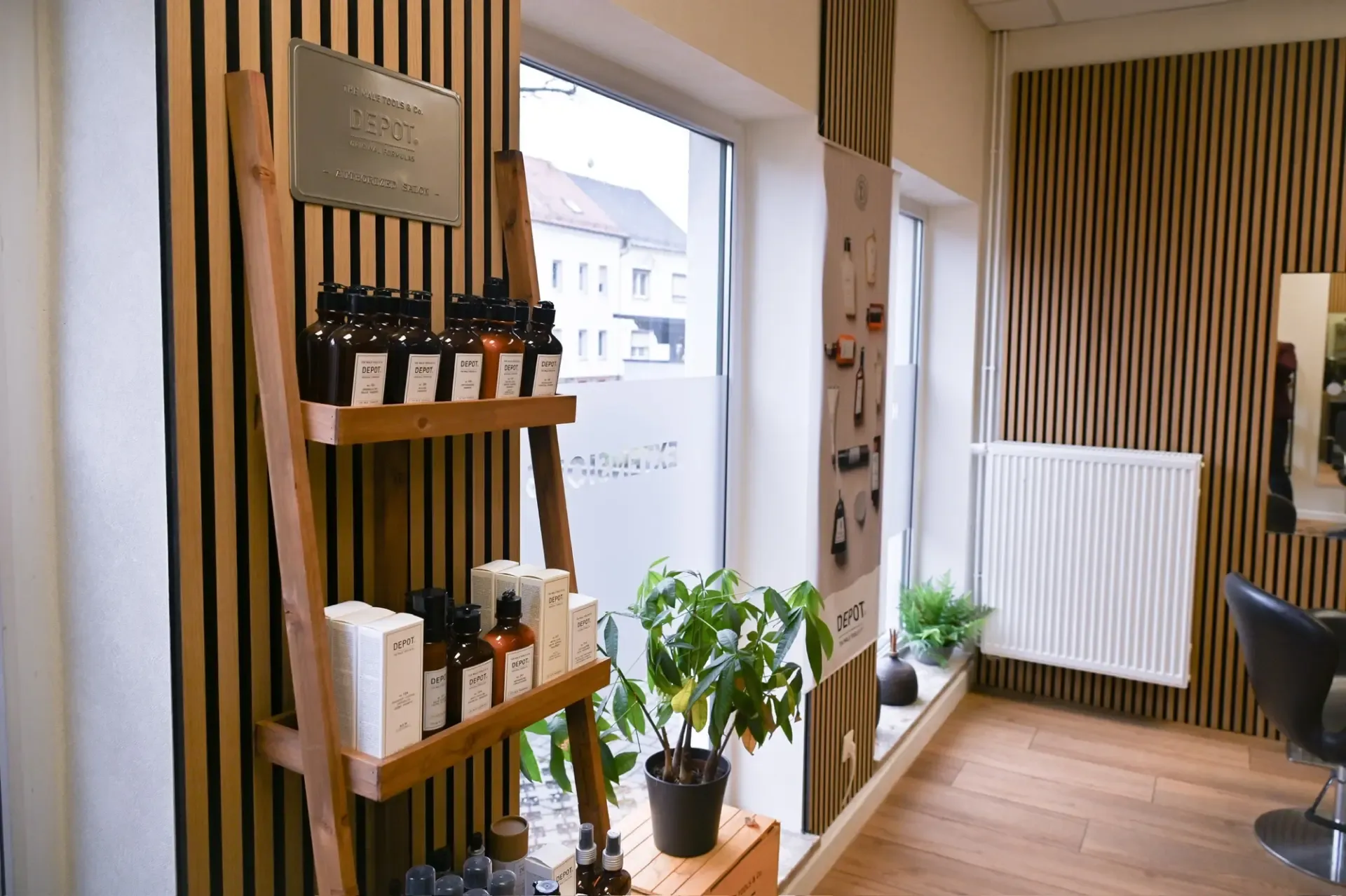 Minimalistische, saubere Stylingplätze mit großen Spiegeln im Chic & Chill Salon Borna.