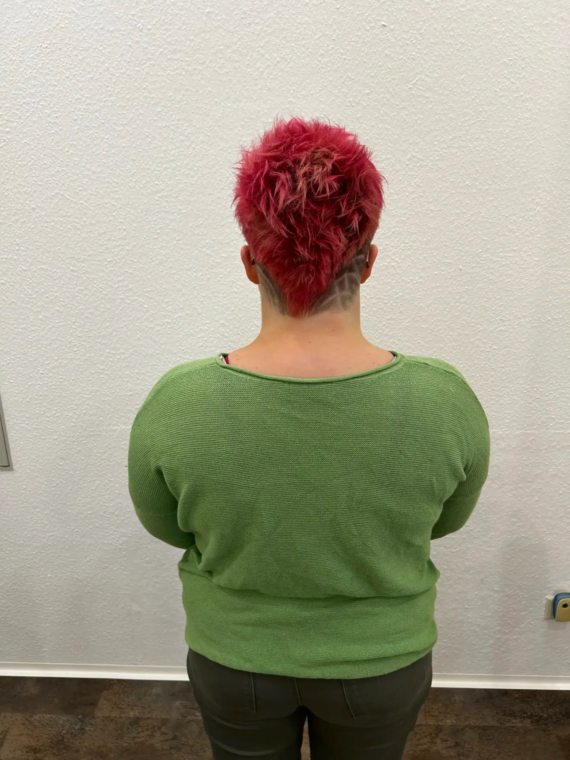 Professionelle Haarverlängerung mit Genius Weft Tressen für maximales Volumen und Natürlichkeit bei Chic & Chill.