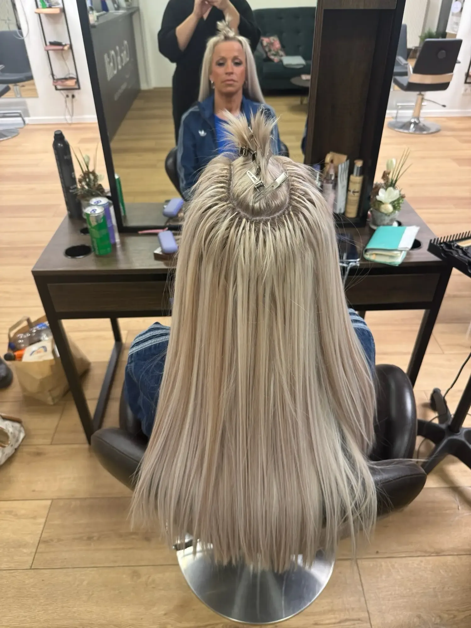 Beratungsgespräch für Keratin Bondings und Haarverlängerung im Chic & Chill Salon Leipzig.