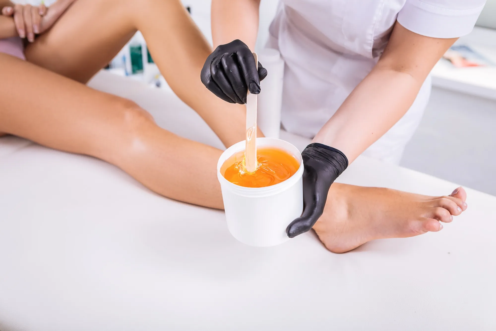 Sanfte Haarentfernung mit natürlicher Zuckerpaste beim Sugaring im Chic & Chill Salon.