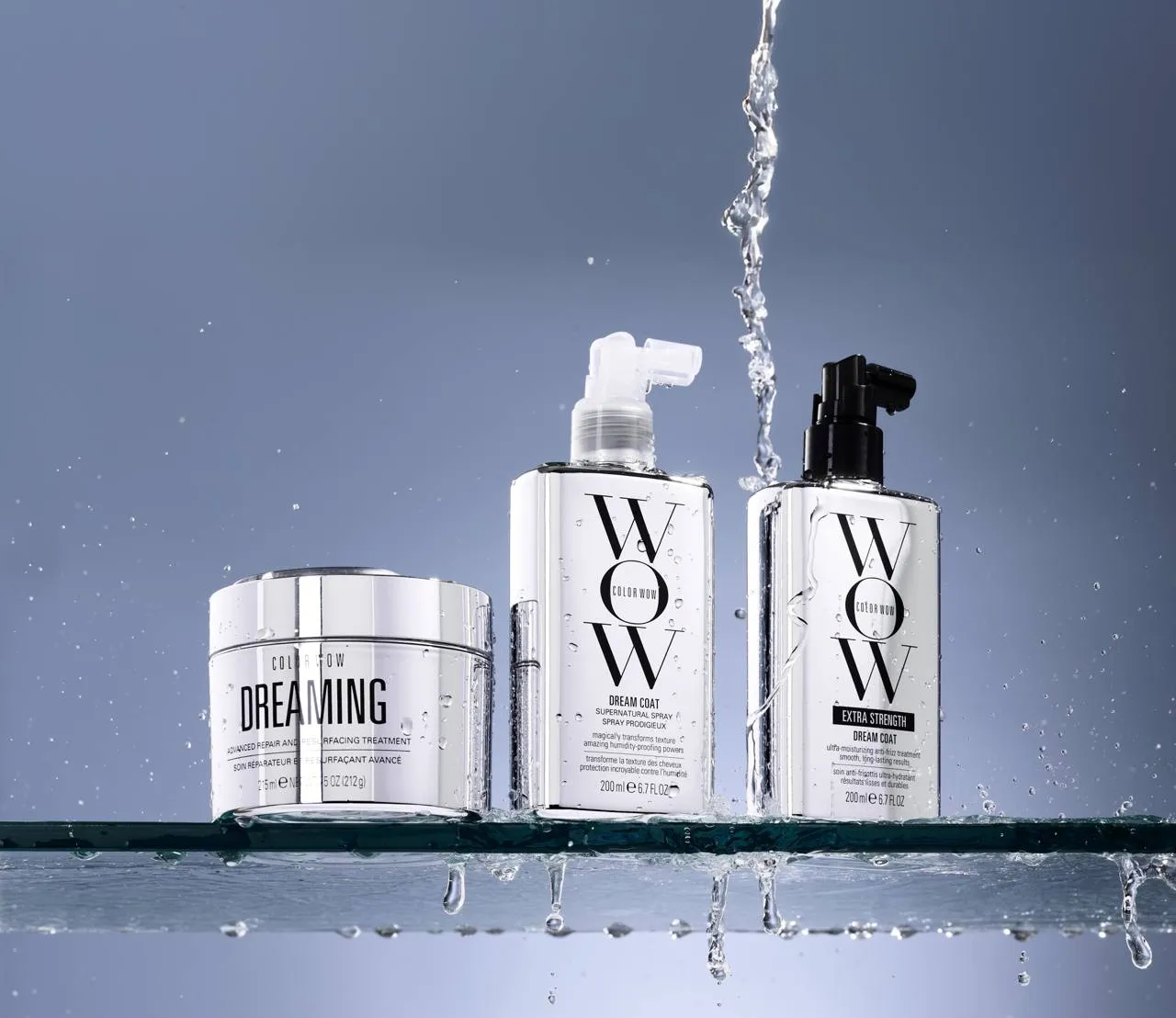 Color Wow Dream Coat und Dreaming Treatment im Wasserstrahl – silberne Flaschen auf Glas
